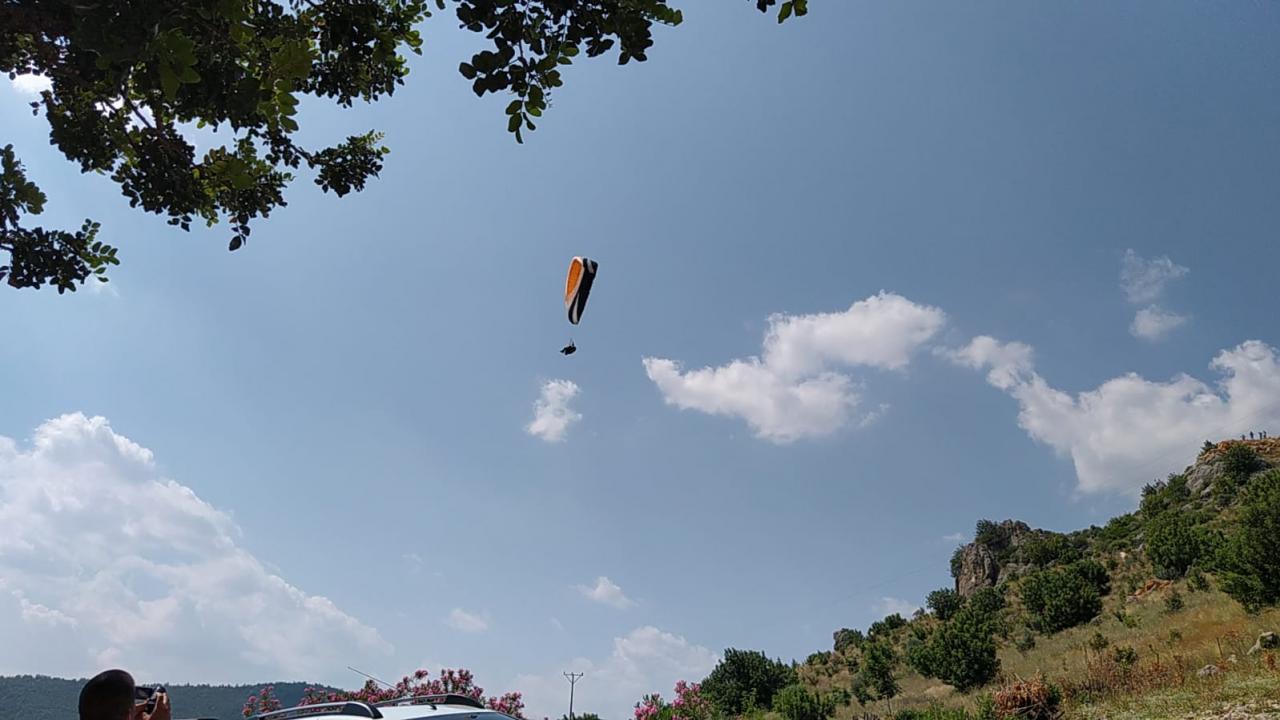 Rüzgar tersten esince yamaç paraşütçüsü kayalık alana düştü!
