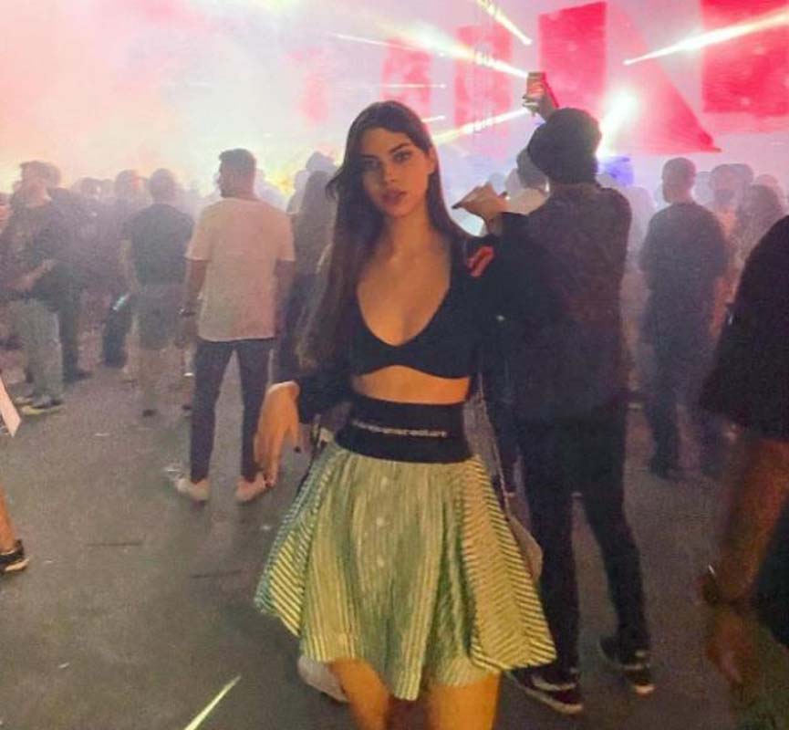 Defne Samyeli'nin kızları durmak bilmiyor! Deren Talu Bebeğim artık yasal diyerek paylaştı! Derin Talu 18'ine basar basmaz soluğu bakın nerede aldı! 