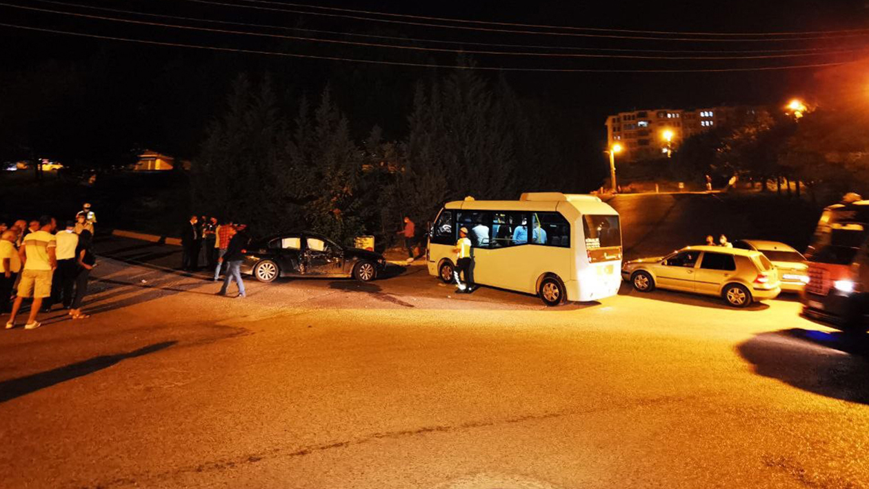 Ak Parti Karabük il başkan yardımcısı Mehmet Deligöz trafik kazası geçirdi! Aracı yolcu otobüsüyle çarpıştı!
