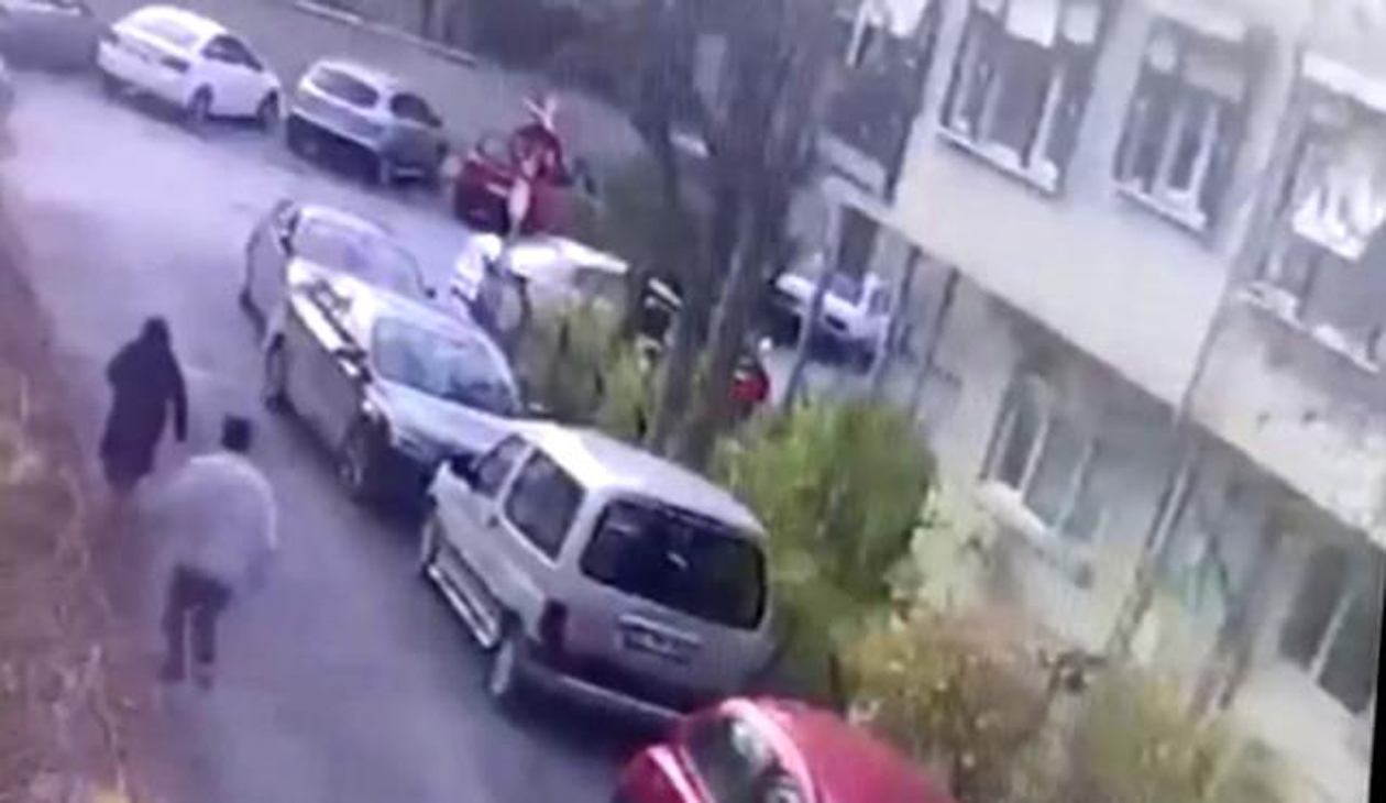 Emekli maaşını çekmesini bekledi, yaşlı kadına saldırdı! O anlar kameralar tarafından görüntülendi!