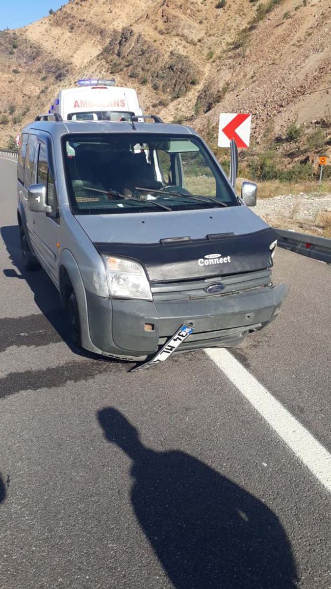 Sivas'ta hafif ticari araç bariyerlere çarptı: 9 Suriyeli yaralandı 