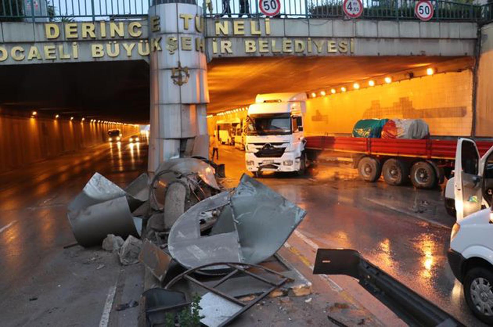 Kayganlaşan zeminde zincirleme kaza: 4 yaralı