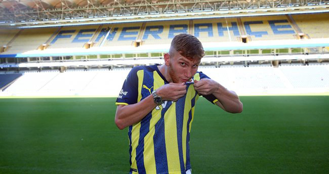 Fenerbahçe'de genç oyuncu Burak Kapacak'ın lisansı çıkarıldı!