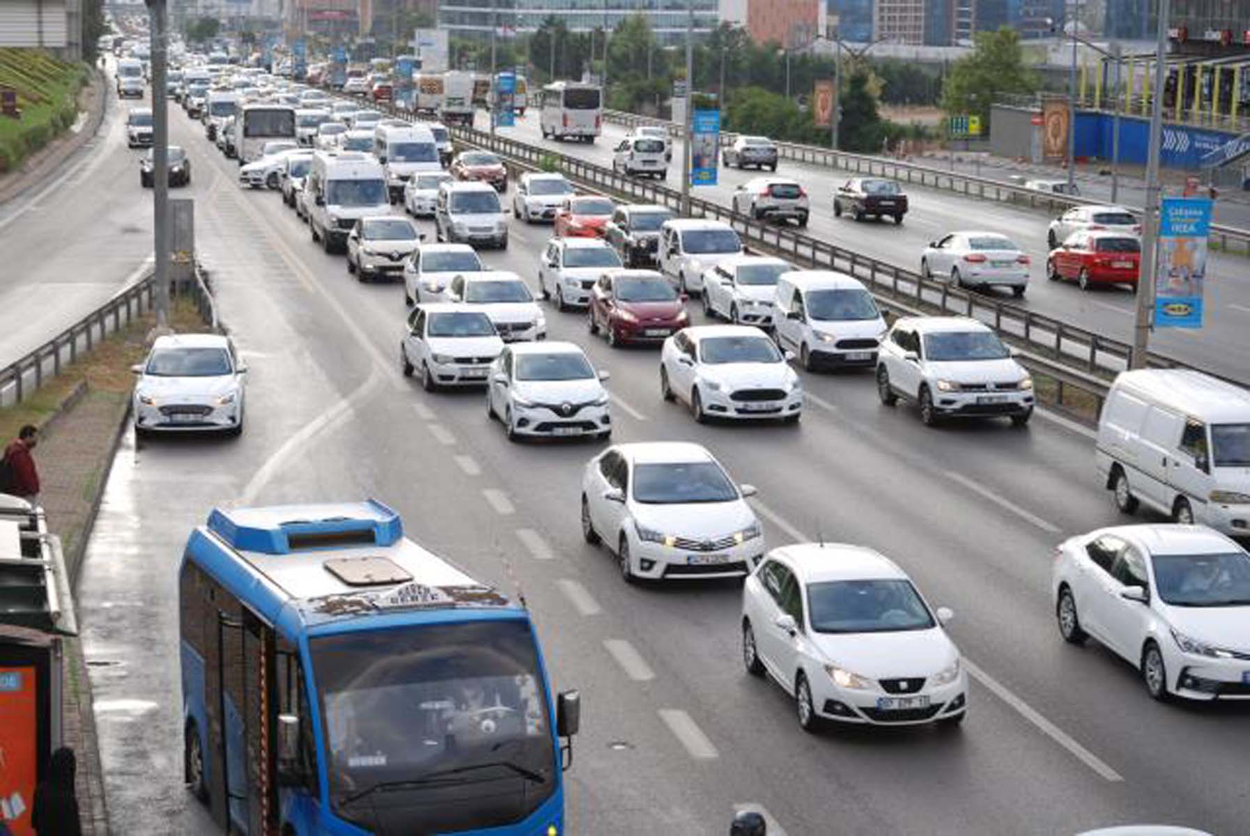 Okulların açılmasıyla İstanbul'da trafik felç oldu! 3 dakikalık yol 1 saatte geçilemedi!