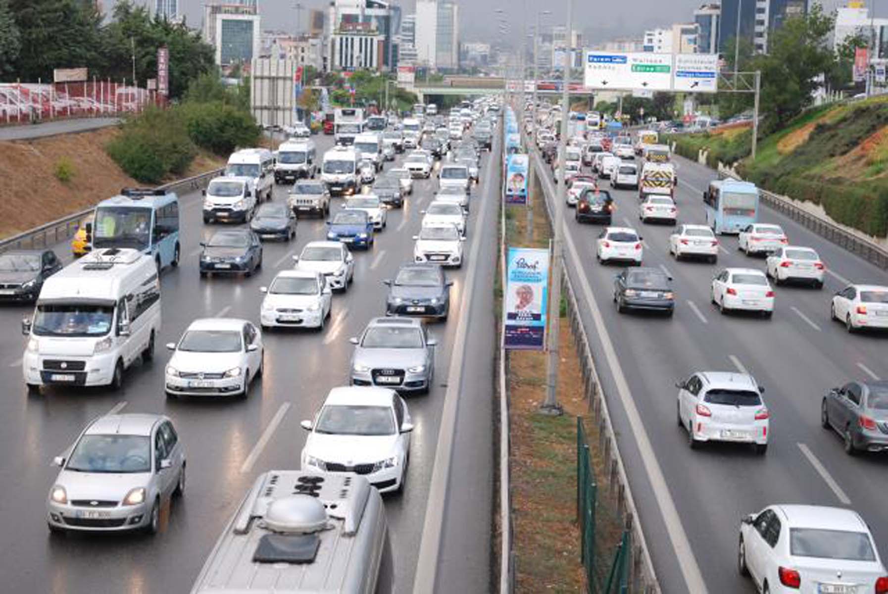 Okulların açılmasıyla İstanbul'da trafik felç oldu! 3 dakikalık yol 1 saatte geçilemedi!