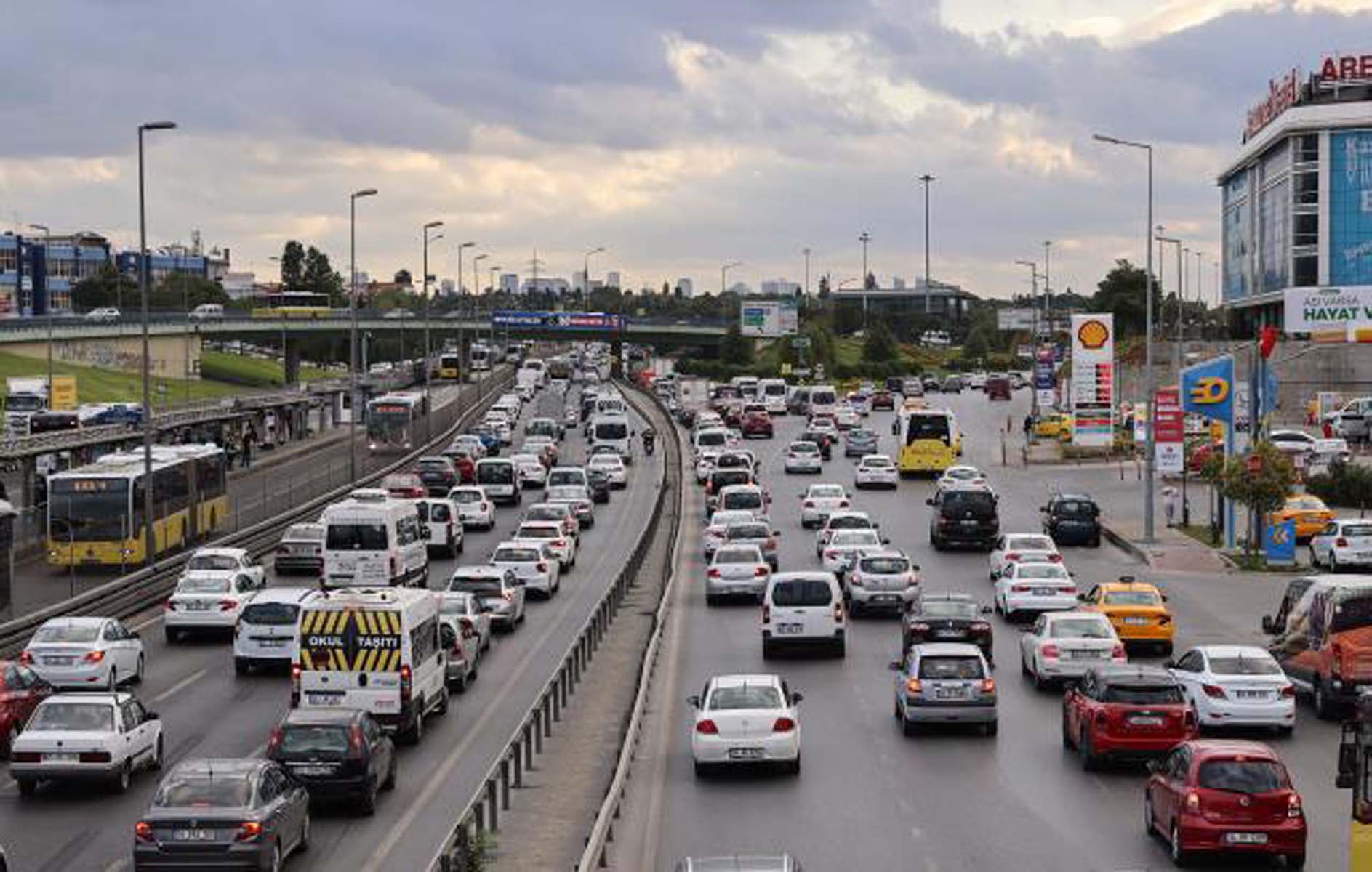 Okulların açılmasıyla İstanbul'da trafik felç oldu! 3 dakikalık yol 1 saatte geçilemedi!