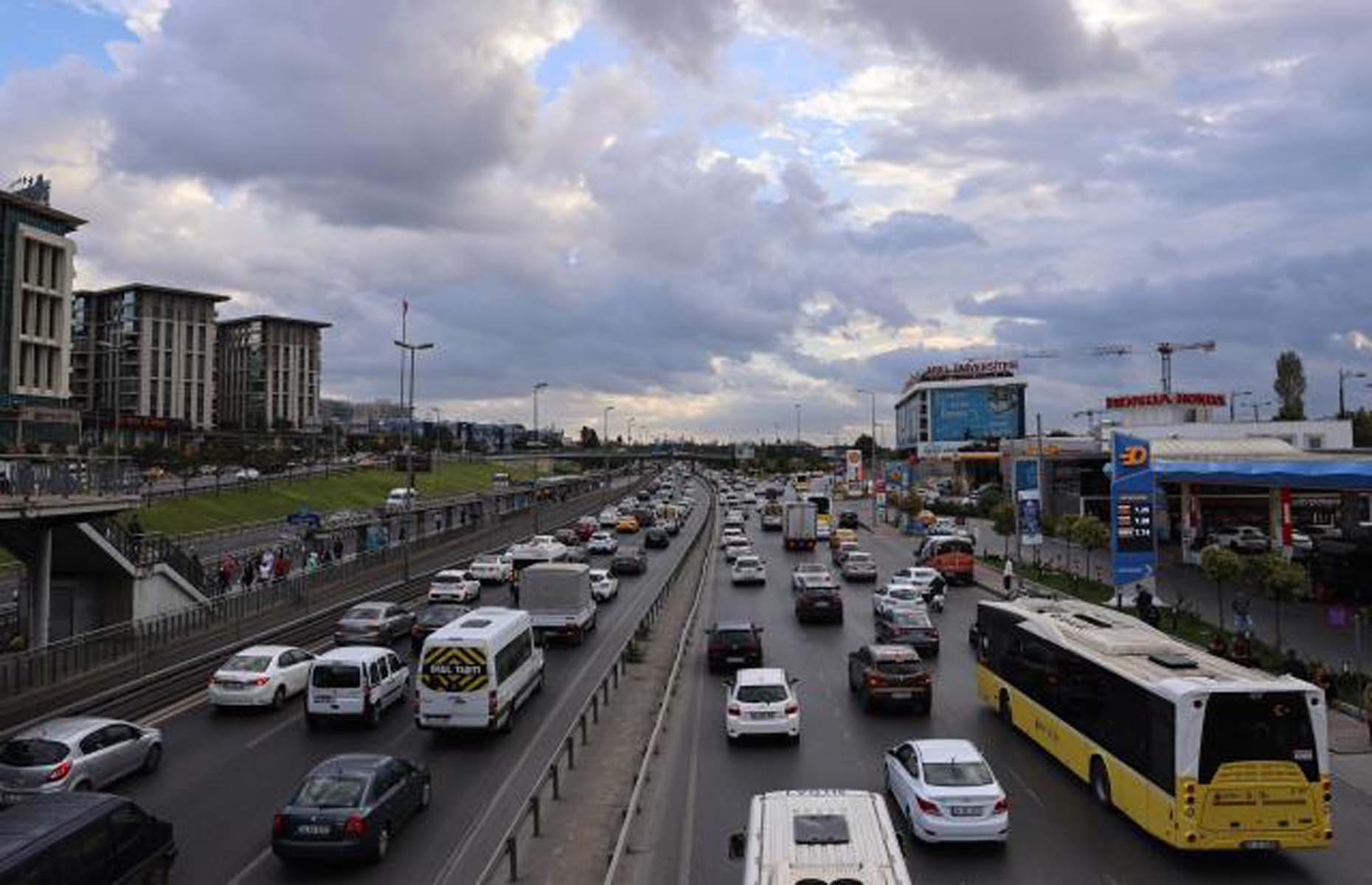 Okulların açılmasıyla İstanbul'da trafik felç oldu! 3 dakikalık yol 1 saatte geçilemedi!