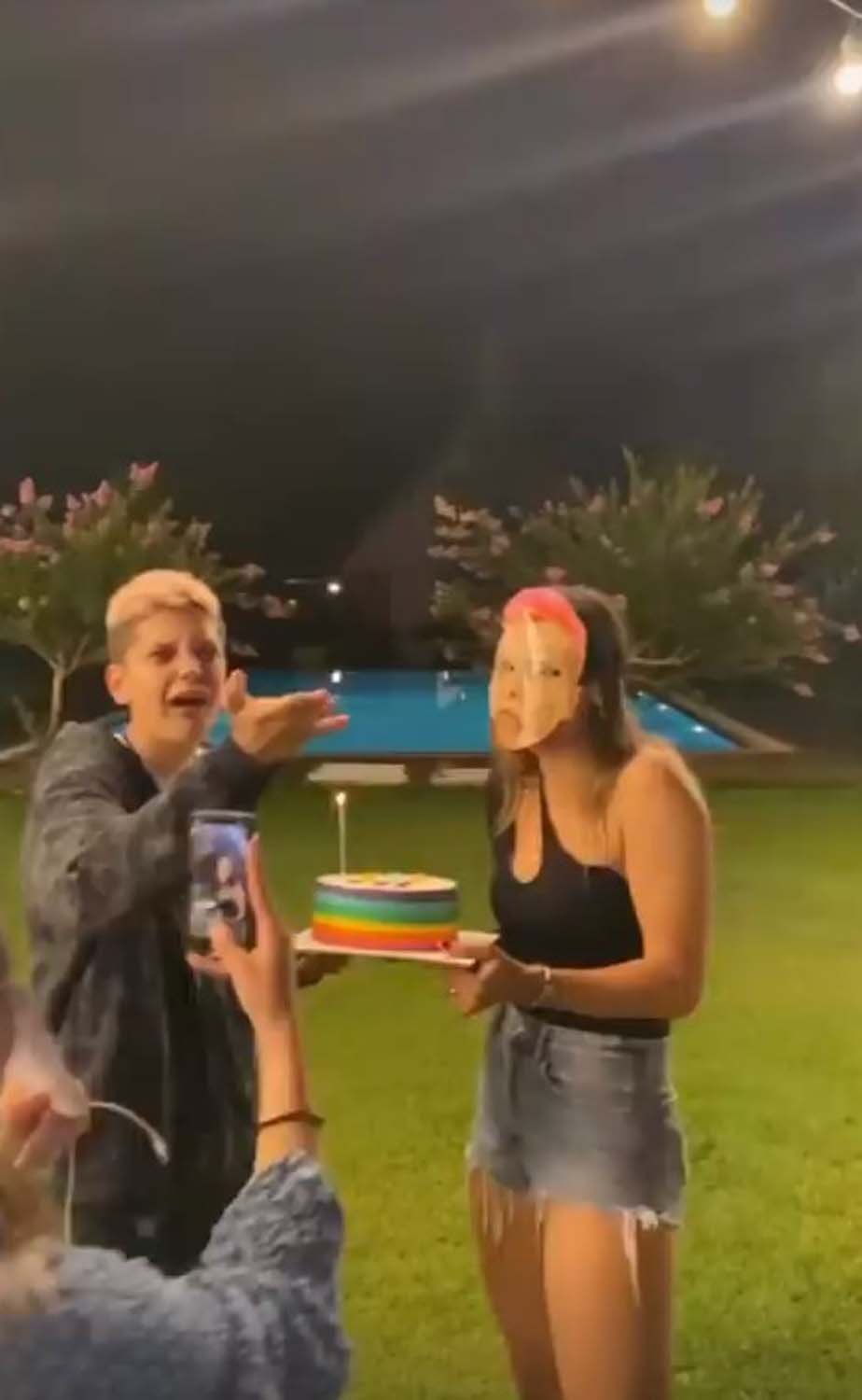 Ebrar Karakurt'a veda partisinde dikkat çeken LGBTİ bayrak detaylı pasta