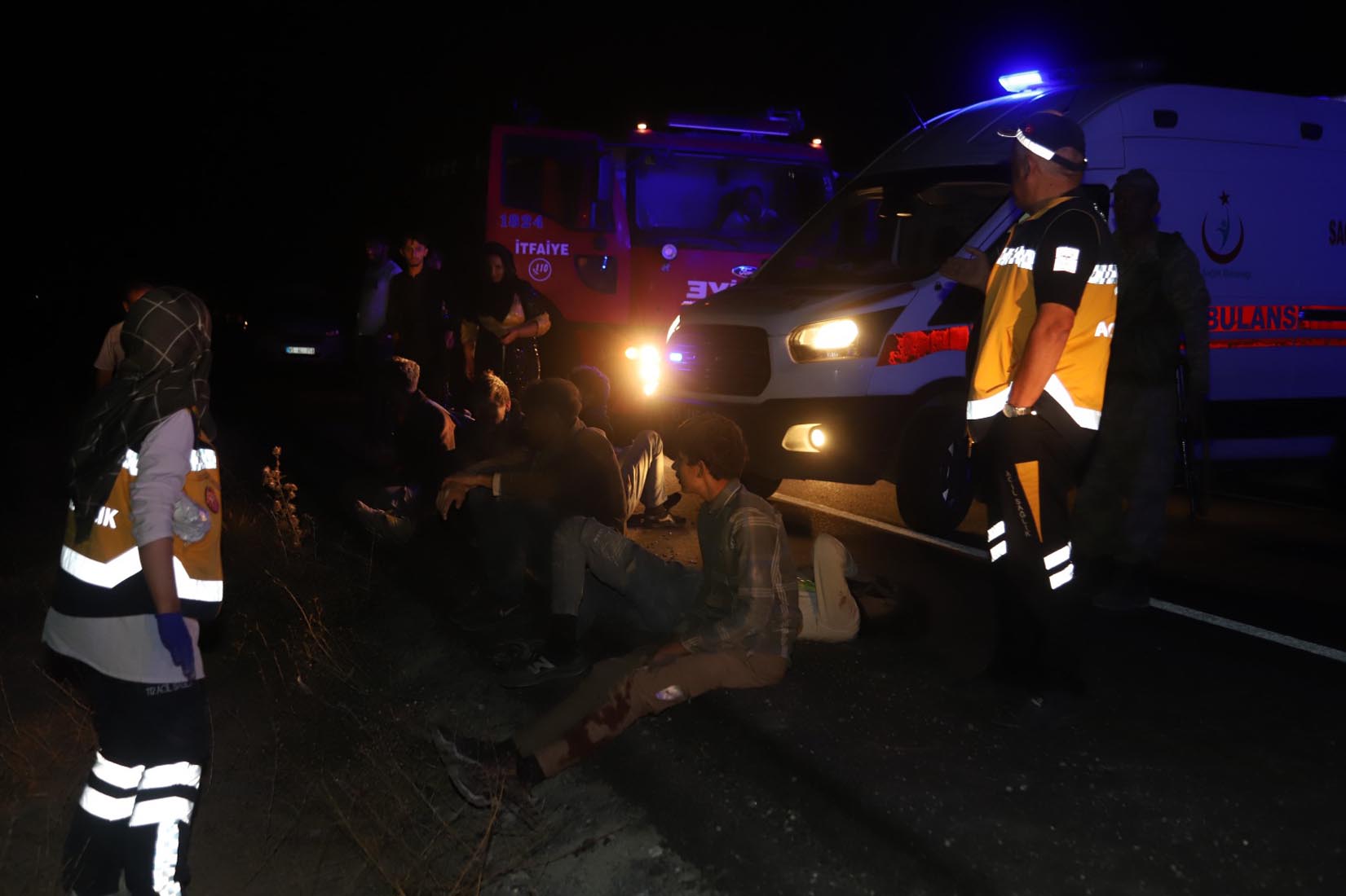 Kaçak göçmen taşıyan minibüs şarampole devrildi: 1 ölü, 16 yaralı