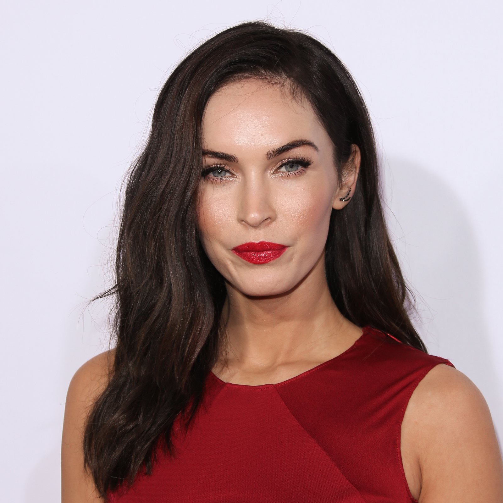 Rapçi Machine Gun Kelly ile dolu dizgin aşk yaşayan Megan Fox paylaşımıyla herkesi meraklandırdı! Şu masanın dili olsa da konuşsa