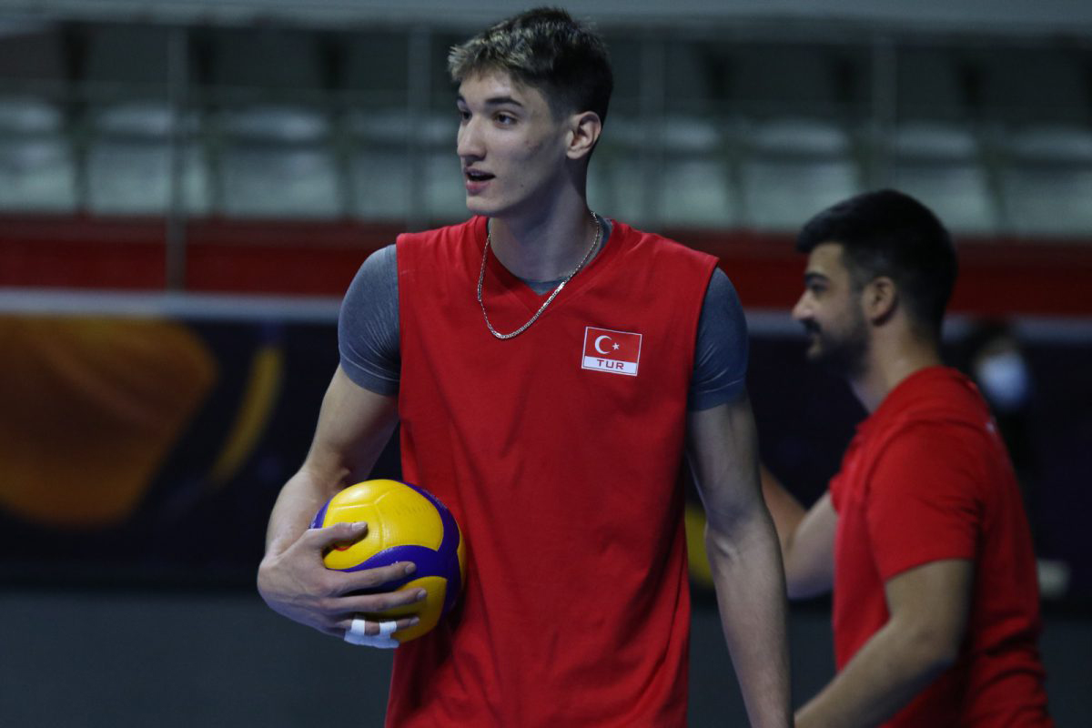 Efe Mandıracı kimdir, nereli, kaç yaşında ve hangi takımlarda oynadı? Efe Mandıracı'nın boyu, kilosu kaç?