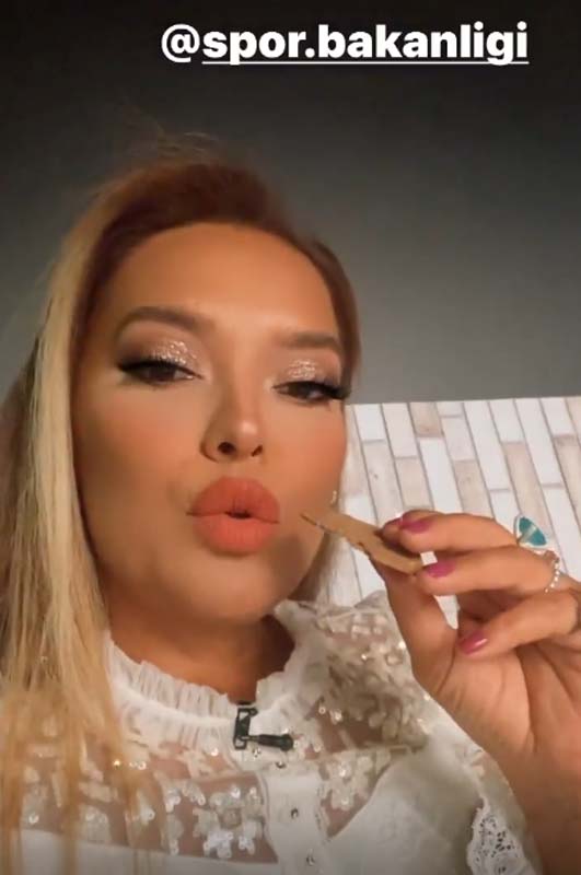 Demet Akalın 3. olan Filenin Sultanları için Spor Bakanlığına seslendi! Sosyal medyada büyük ses getirdi! Niye bir şey yapmıyoruz?