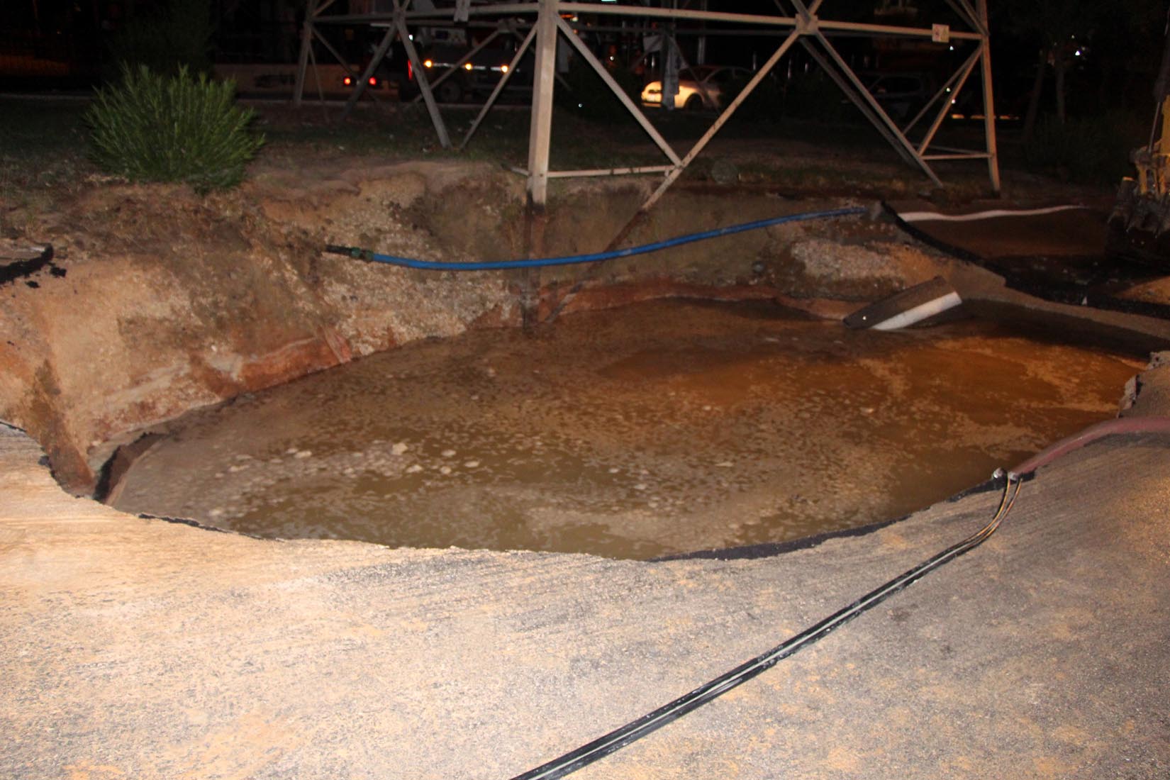 Adana'da su borusu patladı: yol çöktü!