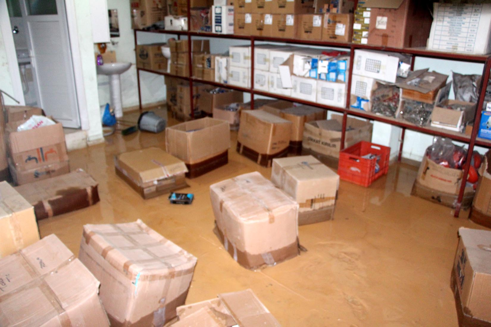 Adana'da su borusu patladı: yol çöktü!