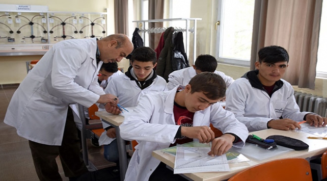 Milli Eğitim Bakanı Özer açıkladı! Bir ilk: meslek ders kitapları ücretsiz olacak!