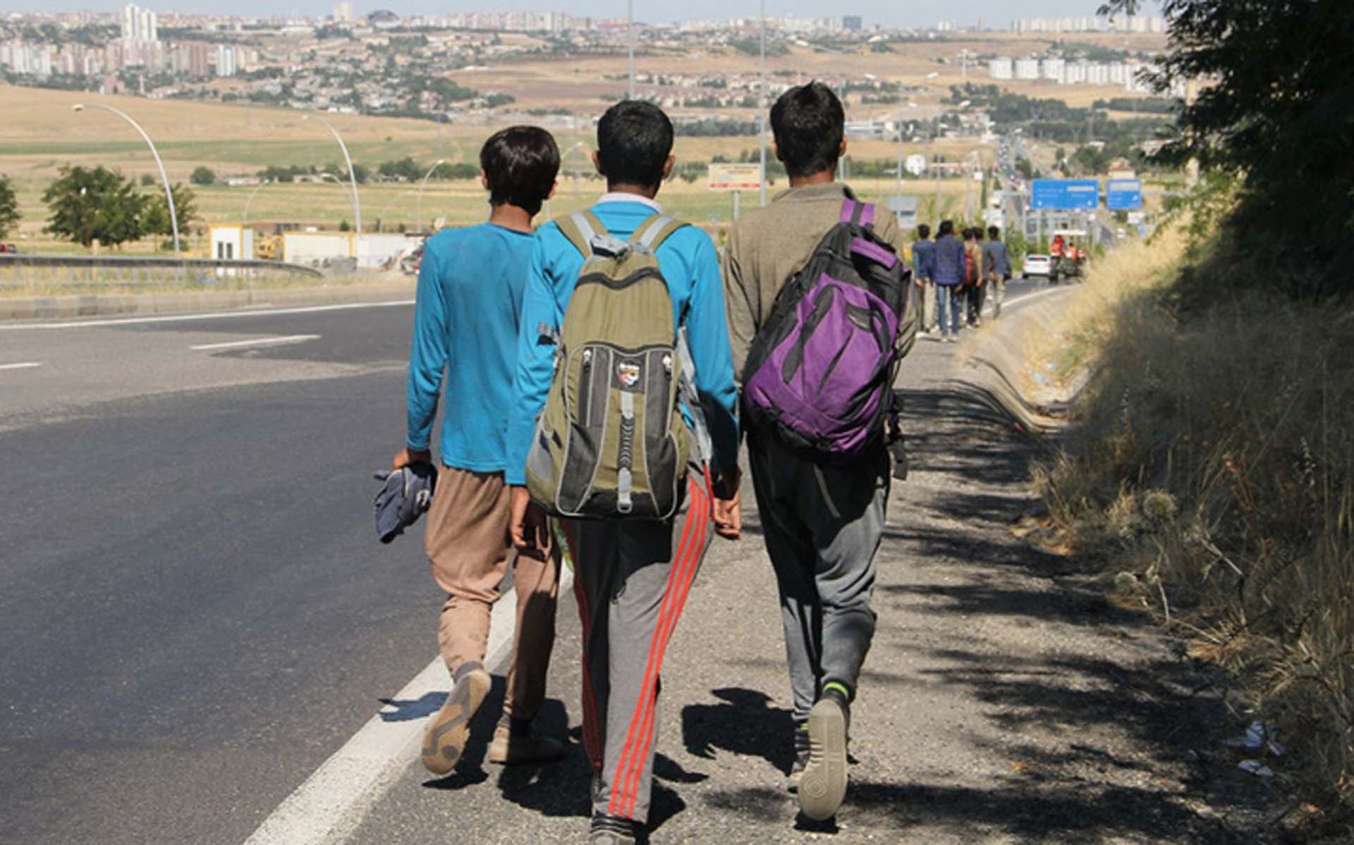 Vatandaşın çağrısı yanıt buldu! Hükümet, göçmen politikasında değişikliğe gidiyor: Suriyeliler ve Afganlar için yeni kararlar, kayıtsızlar tek tek toplanacak