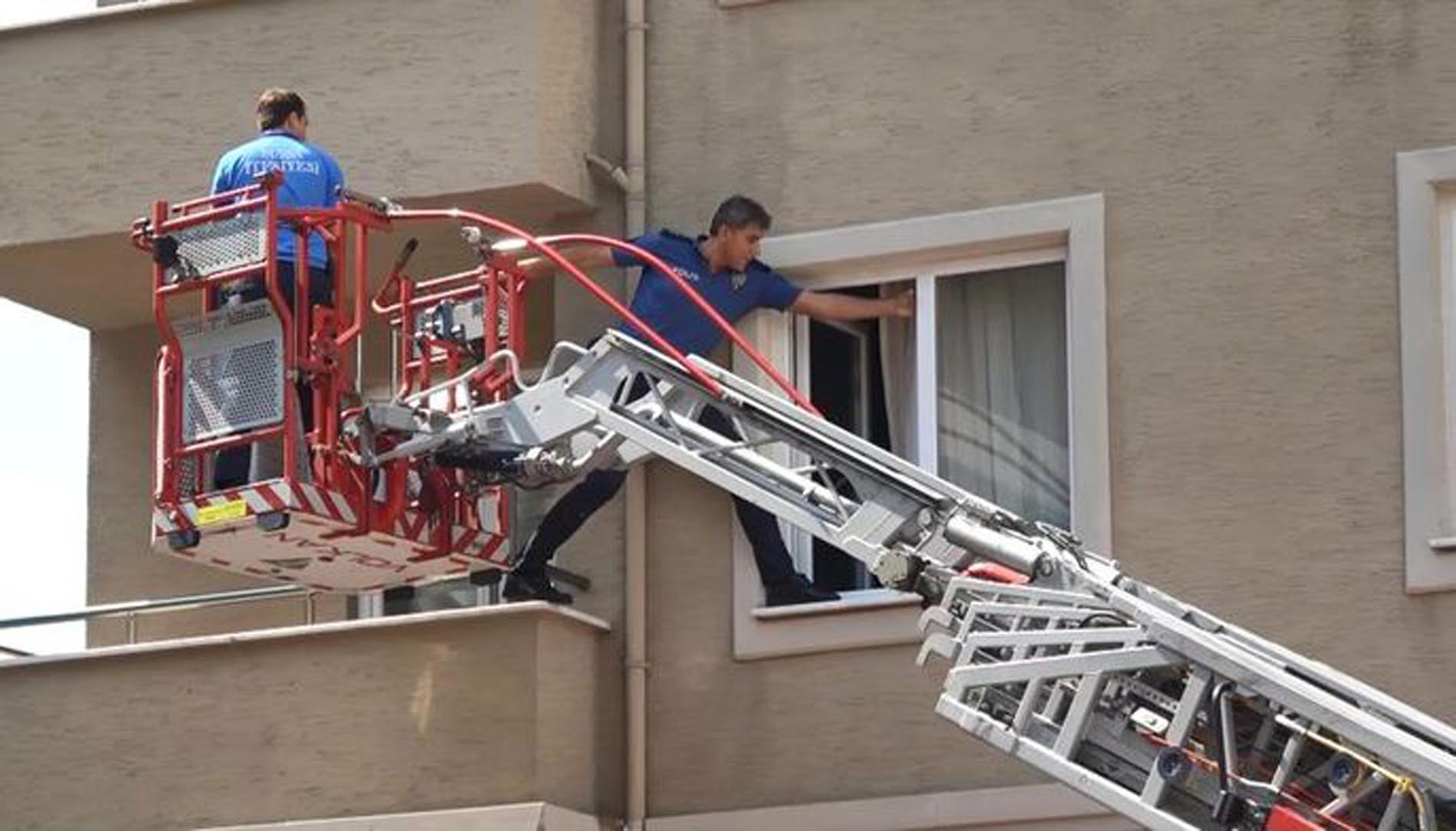 Eşini evinde bıçakla rehin alan kişiye pencereden müdahale!