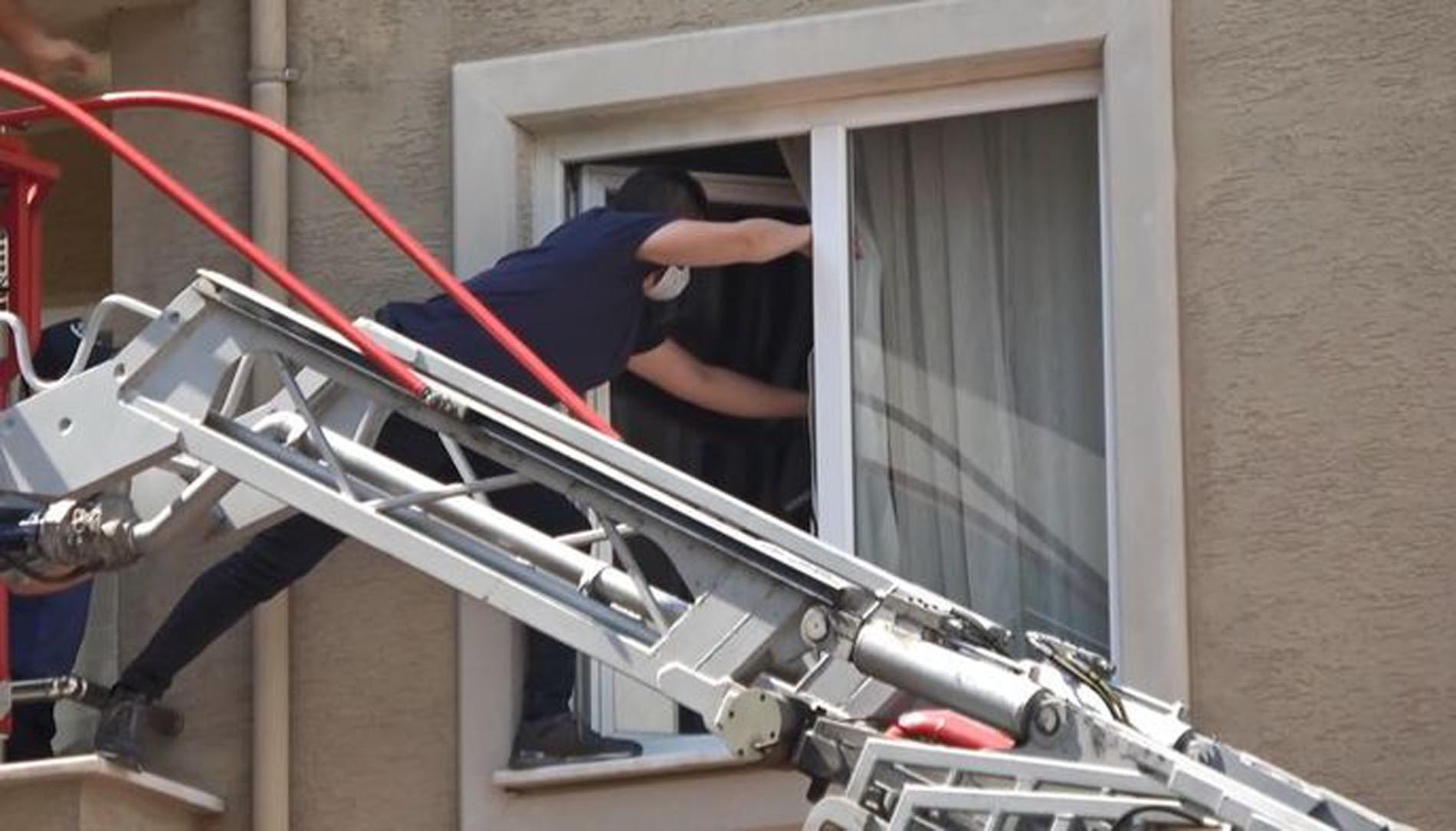 Eşini evinde bıçakla rehin alan kişiye pencereden müdahale!