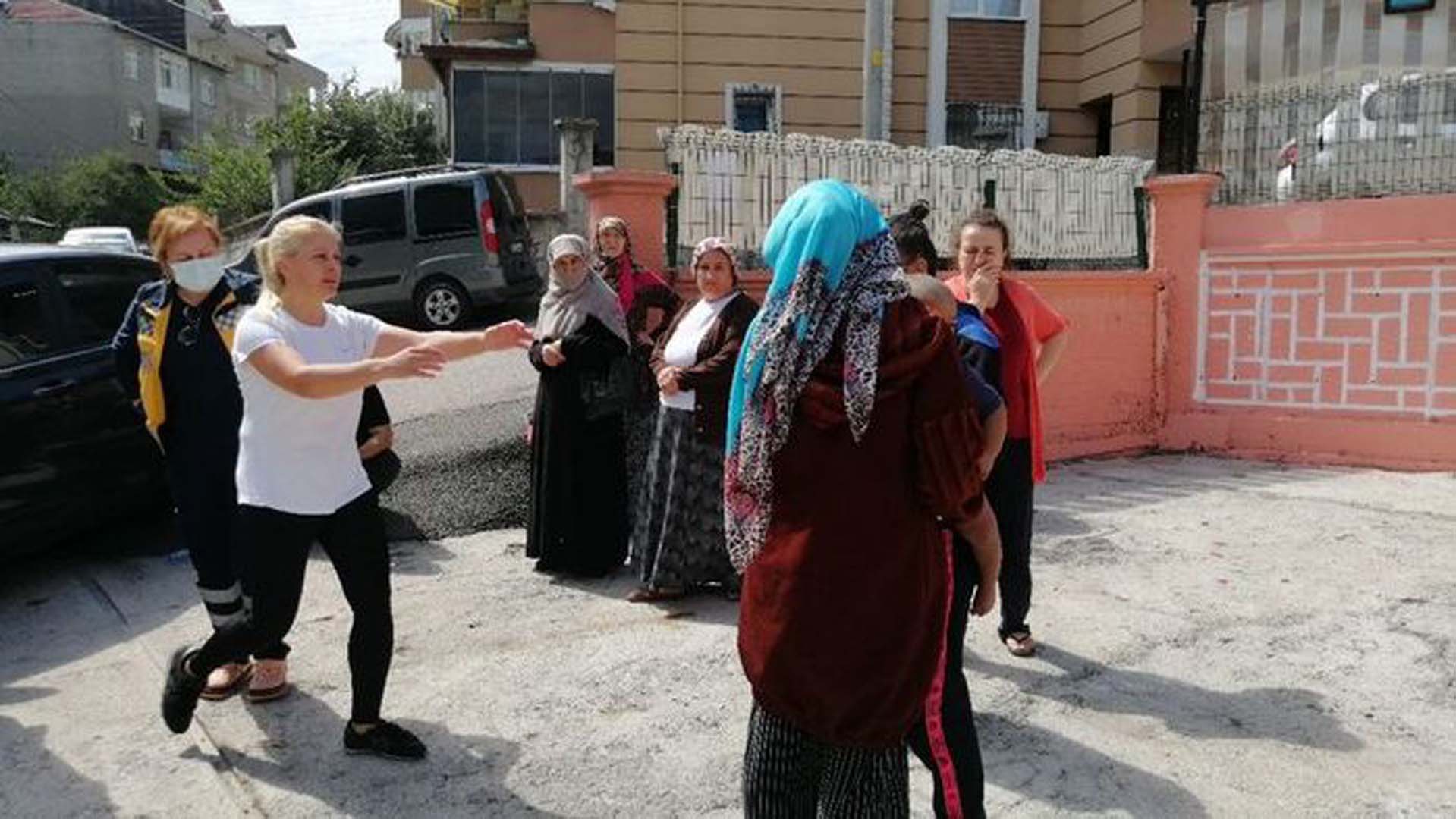 Kapısının önünde oturan minik çocuğa kontrolsüz araç çarptı