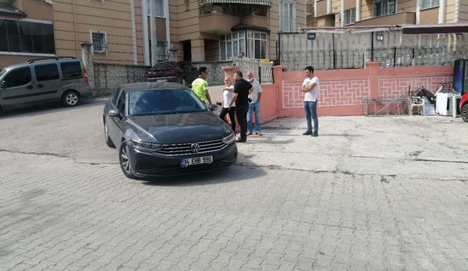 Kapısının önünde oturan minik çocuğa kontrolsüz araç çarptı