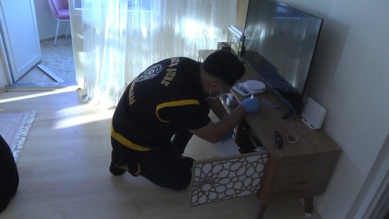 Fuhuş baskınında veresiye defteri detayı şok etti! Kiminin 300 kiminin 500 Lira borcu çıktı