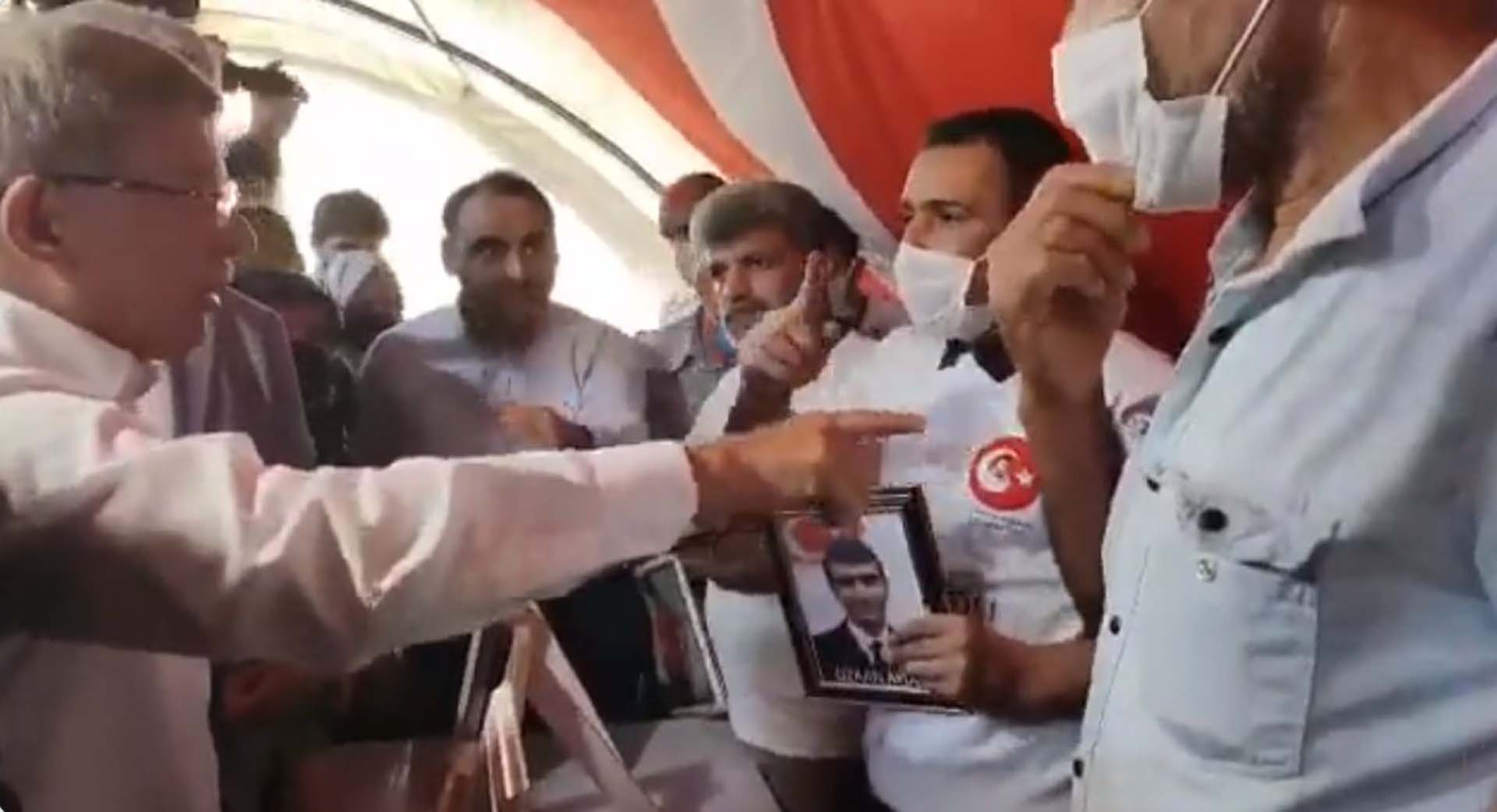 Ahmet Davutoğlu'na evlat nöbetindeki ailelerden tepki Siz bir gün bu ailelere sahip çıkmadınız