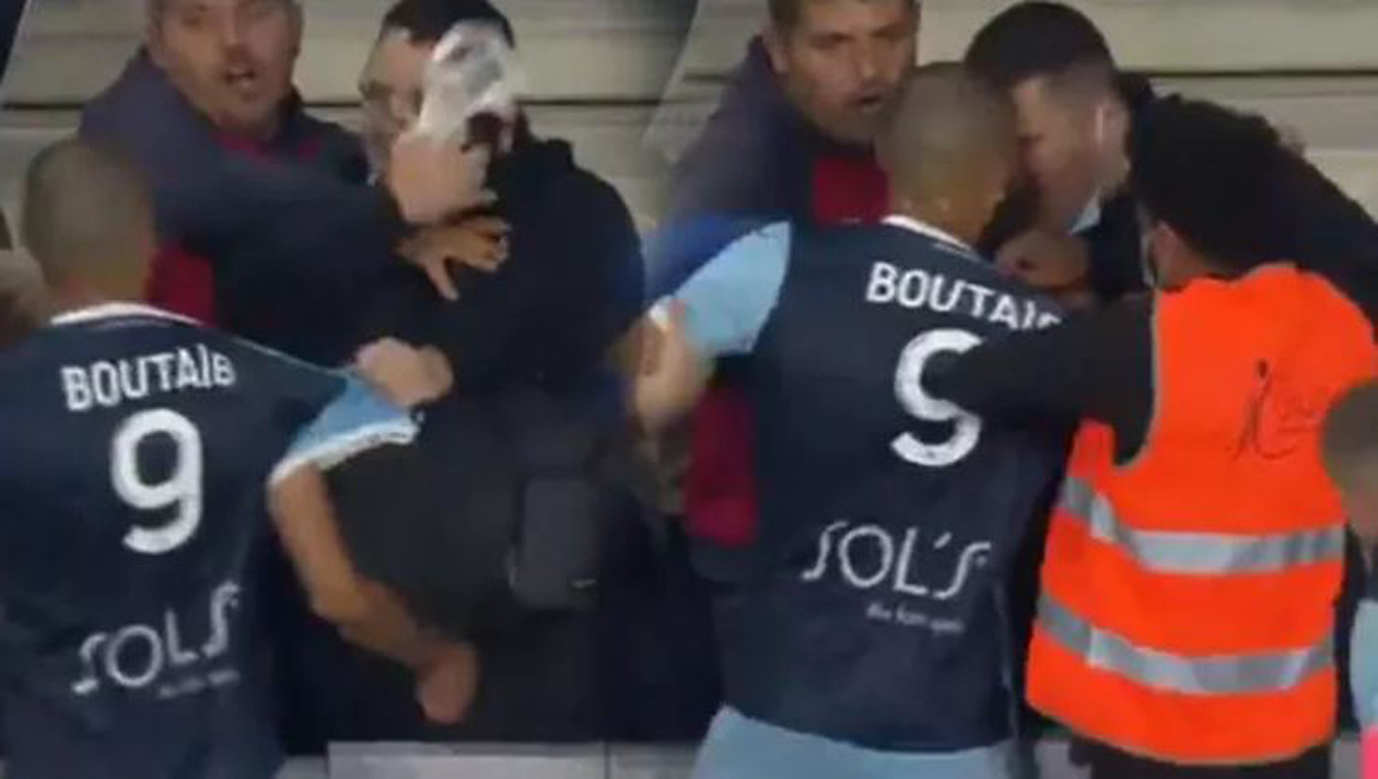 Süper Lig'de de forma giyen Khalid Boutaib taraftarla kafa kafaya geldi!