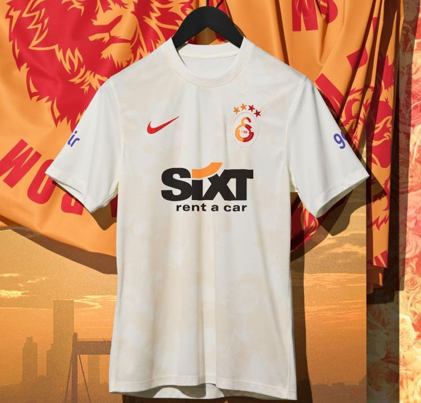 Galatasaray, 2021-2022 sezonu alternatif formasını tanıttı! Fiyatı da belli oldu!