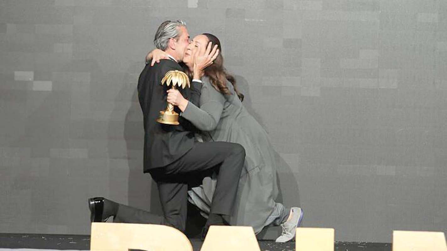 Erkan Petekkaya'dan klas hareket! Binnur Kaya'nın karşısında diz çöktü! Gelen cevap ayakta alkışlandı