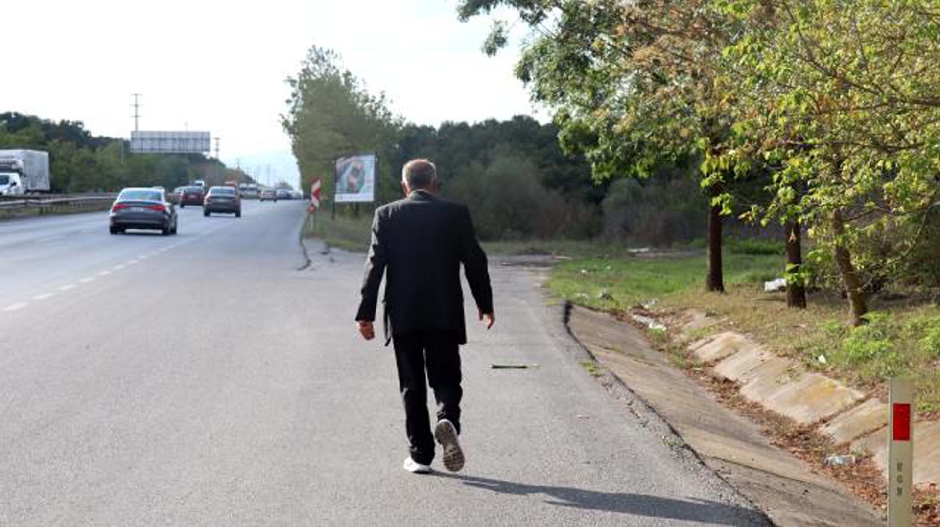 Aşıya 'şeytanın sıvısı' diyen adamın inadı pes dedirtti! Ankara'dan İstanbul'a yürüyor!