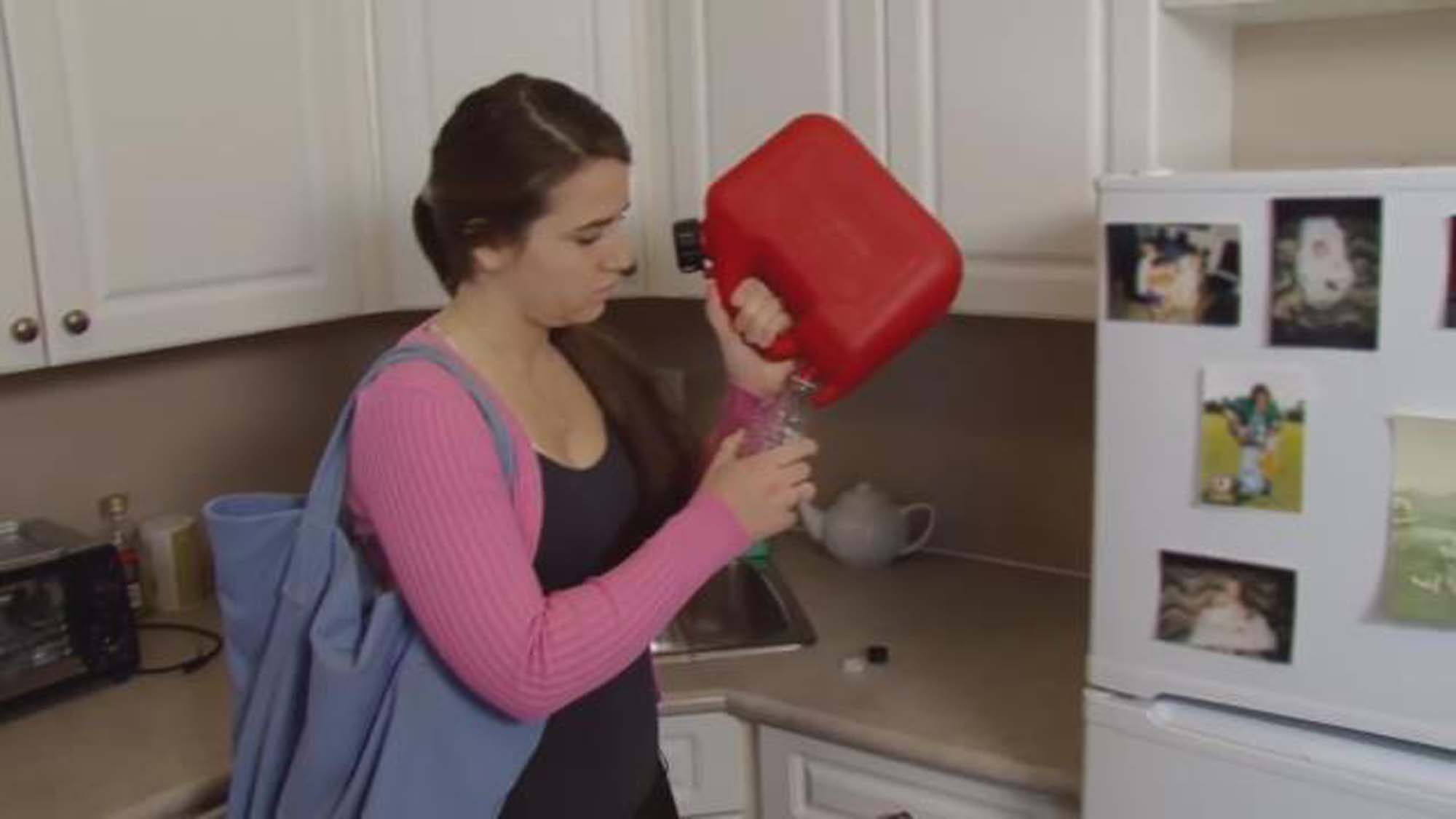 Duyan kulaklarına inanamıyor! Bağımlı genç, benzin içmeden duramıyor