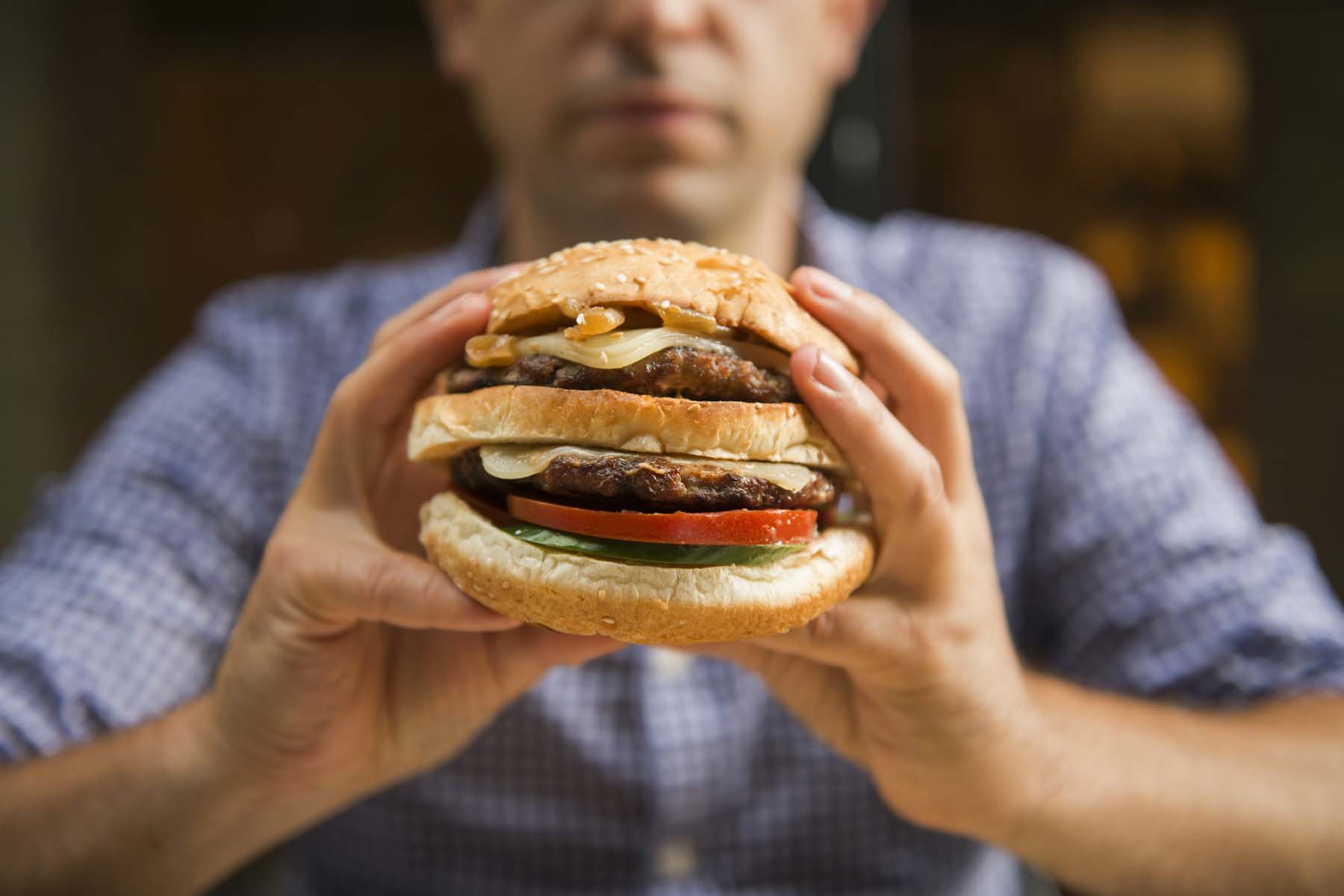 Fast food ürününde mide bulandıran olay! Yediği hamburgerde insan parmağı çıktı