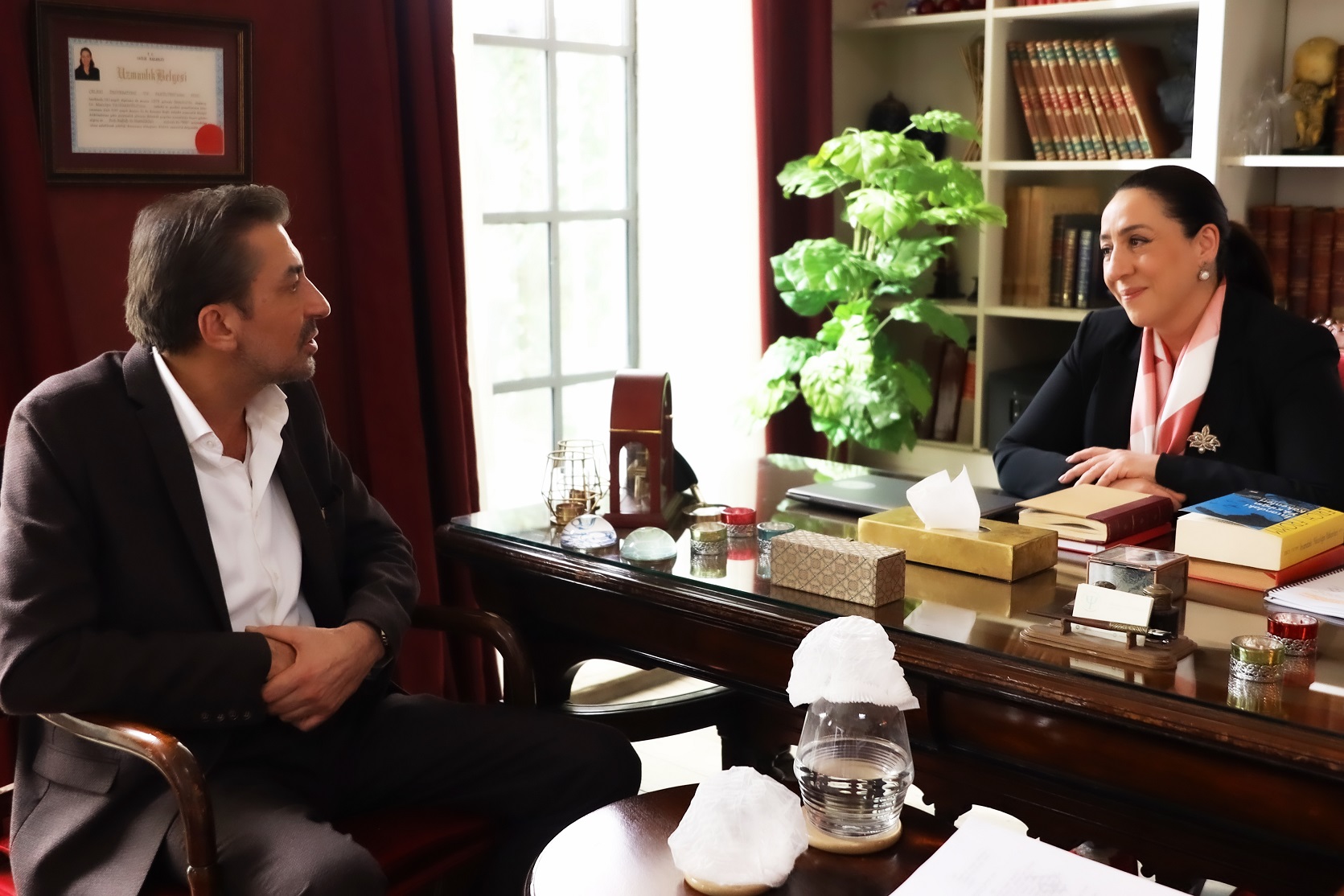 Erkan Petekkaya'dan klas hareket! Binnur Kaya'nın karşısında diz çöktü! Gelen cevap ayakta alkışlandı