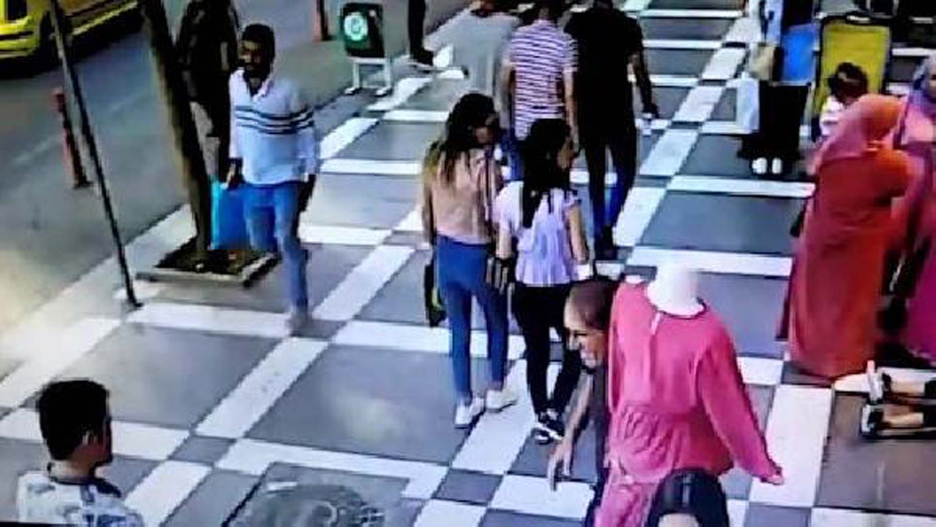 Masumlar Apartmanı Han gerçek oldu! Cansız manken hırsızlığı kameralara yakalandı