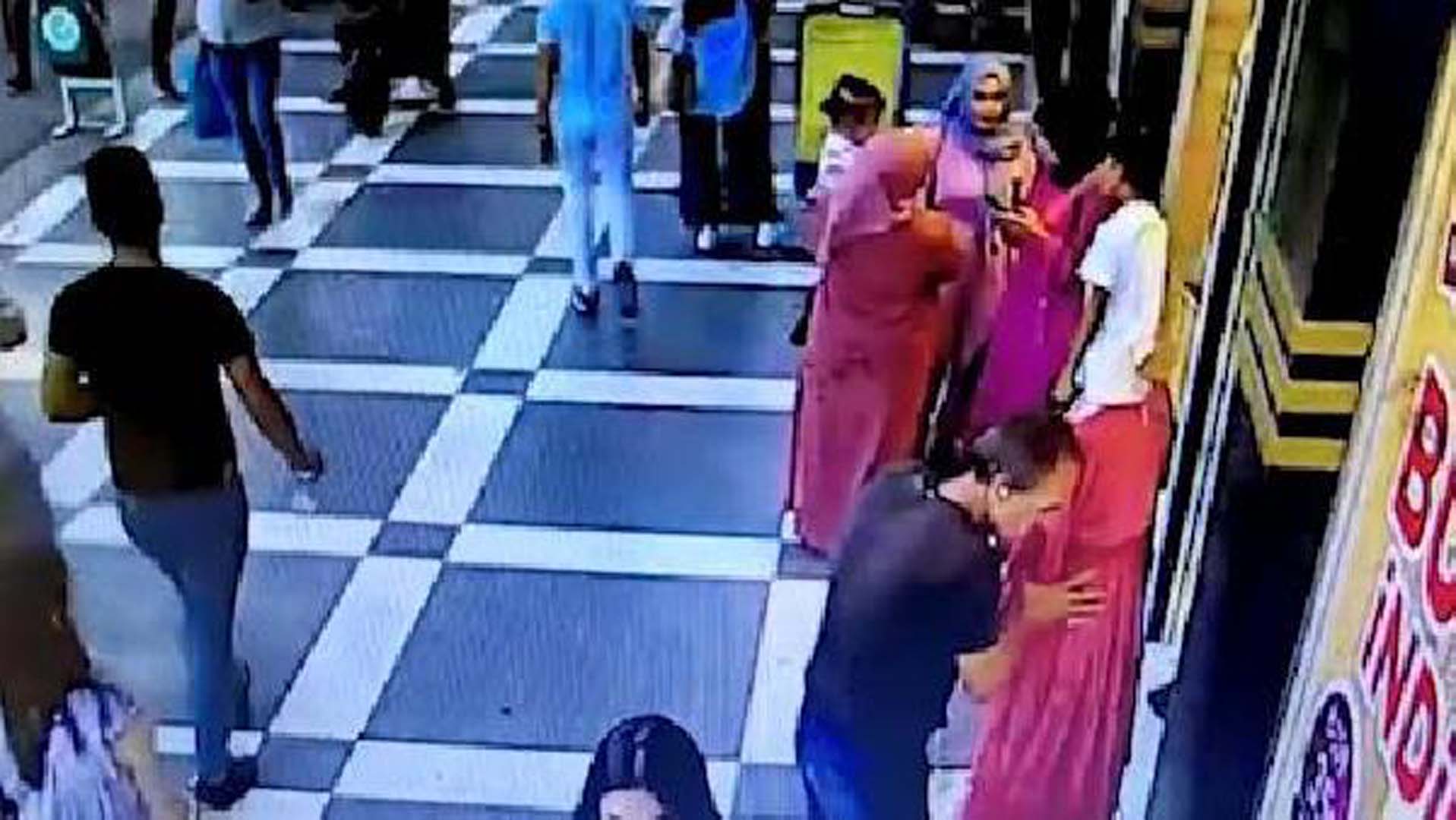 Masumlar Apartmanı Han gerçek oldu! Cansız manken hırsızlığı kameralara yakalandı