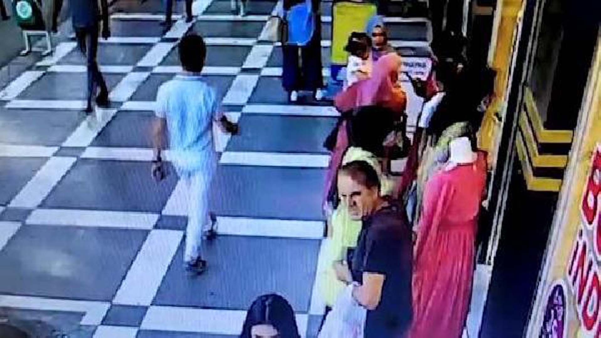 Masumlar Apartmanı Han gerçek oldu! Cansız manken hırsızlığı kameralara yakalandı