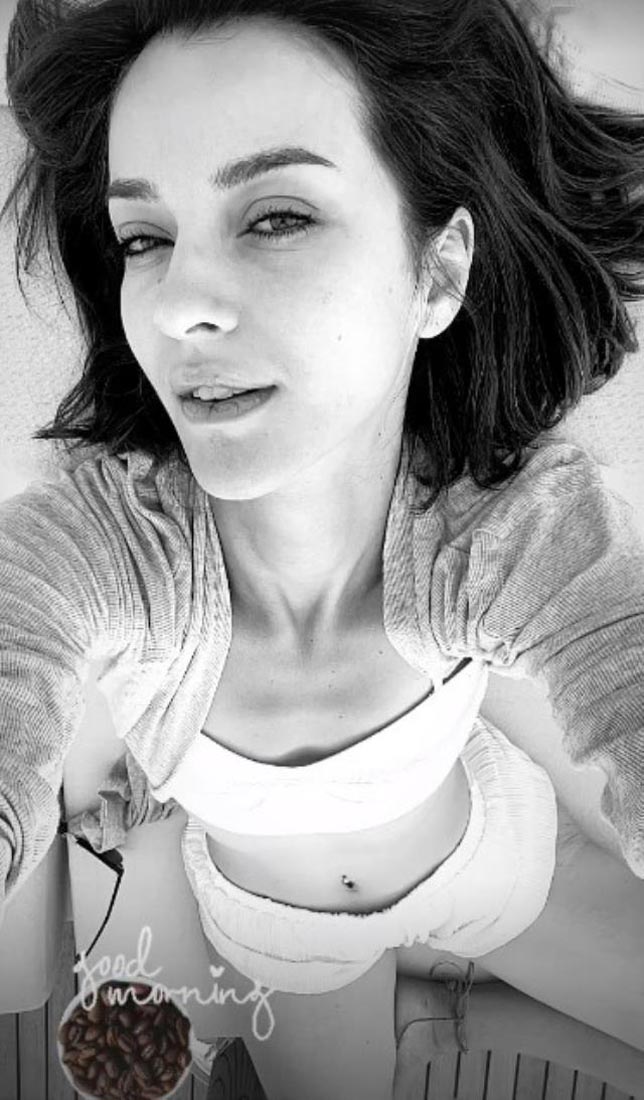 İrem Helvacıoğlu, "Yaz şimdi başlıyor" notuyla mayolu pozlar paylaştı