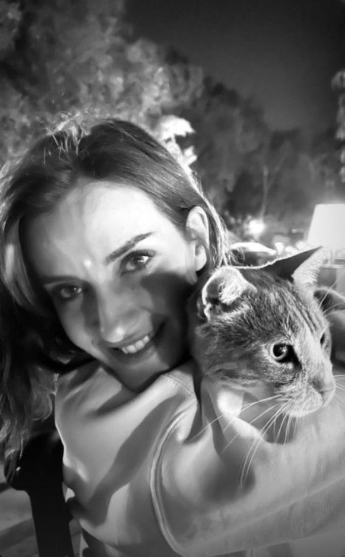 İrem Helvacıoğlu, "Yaz şimdi başlıyor" notuyla mayolu pozlar paylaştı