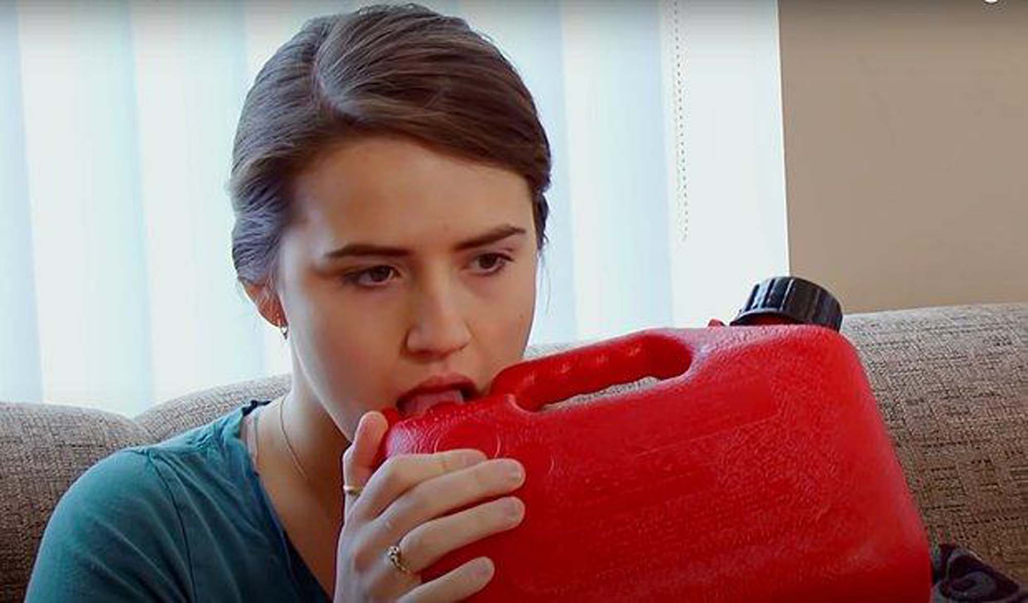 Duyan kulaklarına inanamıyor! Bağımlı genç, benzin içmeden duramıyor