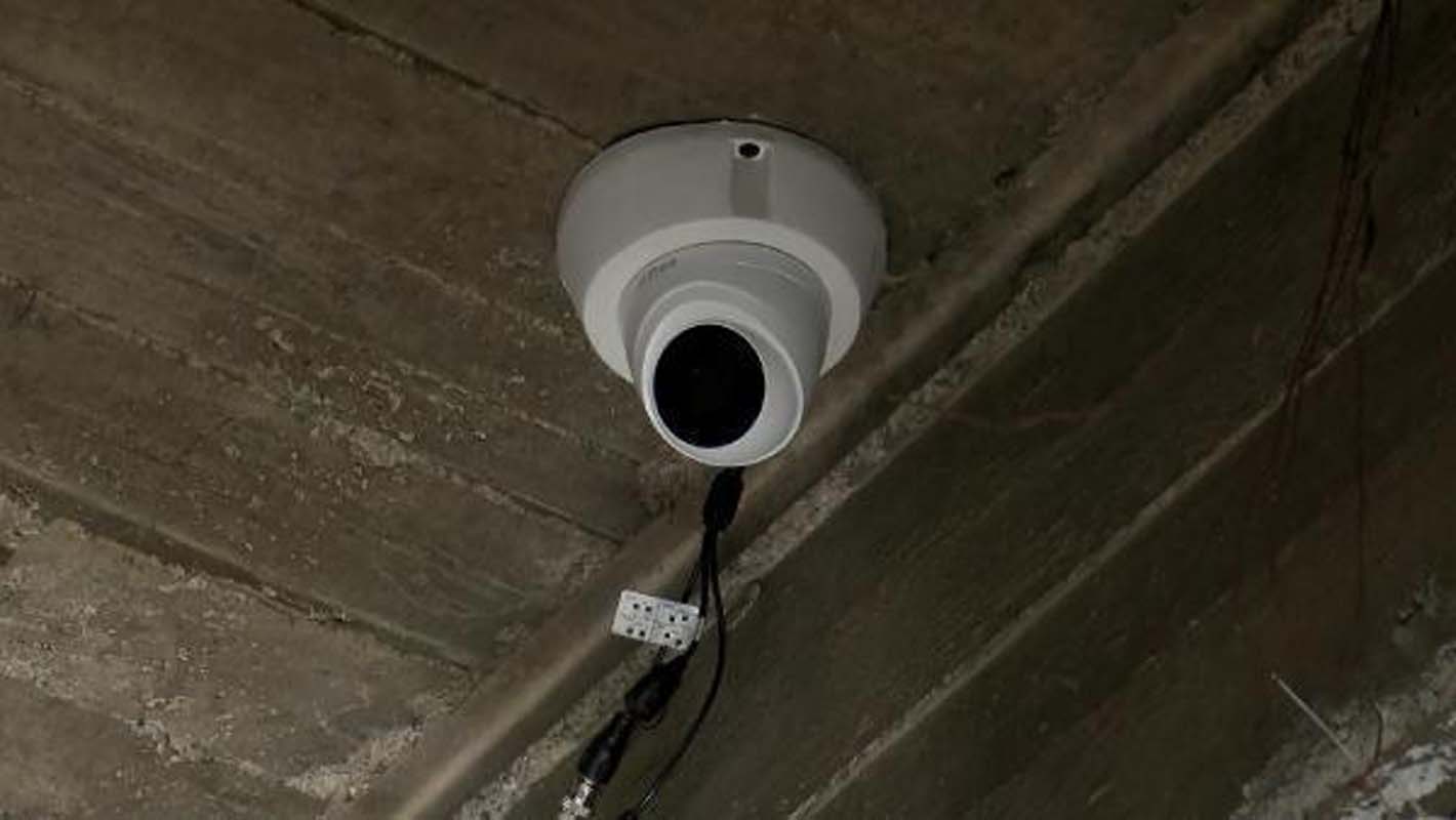 Siteyi mesken edinen hırsızlar depoya takılan güvenlik kamerasını da çaldı!