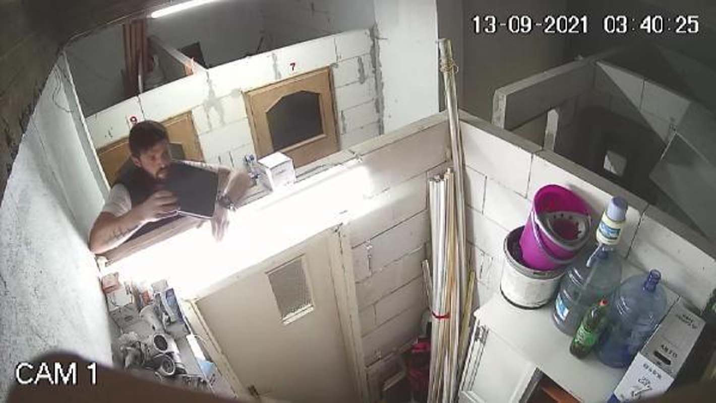 Siteyi mesken edinen hırsızlar depoya takılan güvenlik kamerasını da çaldı!