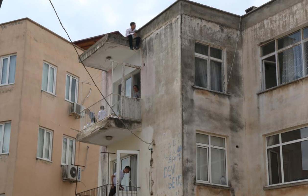Çatıya çıkıp intihar etmek istedi! Bir bardak çay genci hayata döndürdü