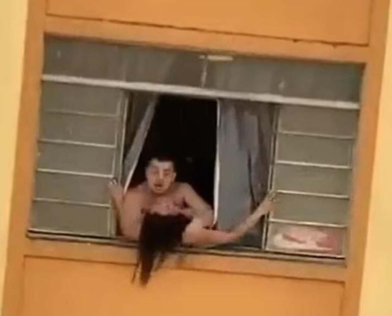 Kocasından şiddet gören hamile kadın camdan atlamaya çalıştı! Komşuların polise ihbarı hayatını kurtardı