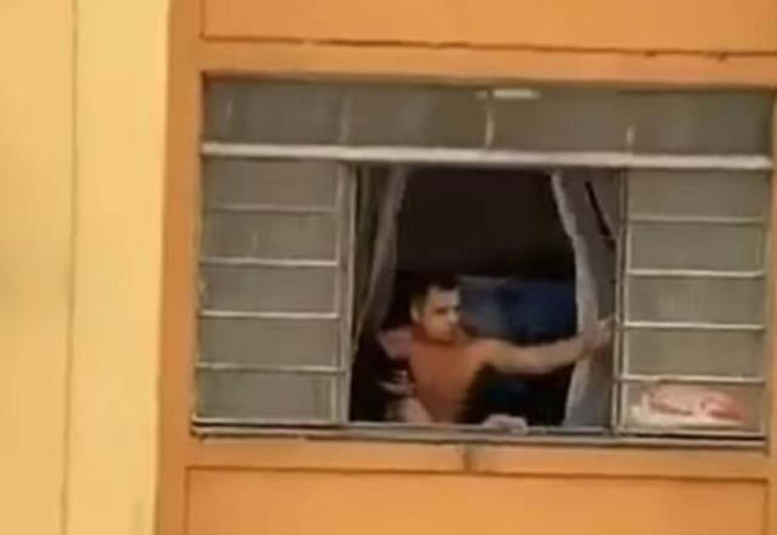 Kocasından şiddet gören hamile kadın camdan atlamaya çalıştı! Komşuların polise ihbarı hayatını kurtardı