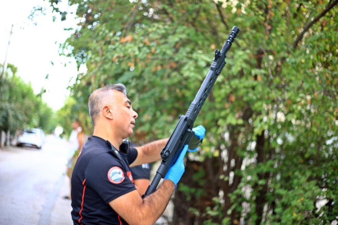 Eşiyle tartışan adam sokakta av tüfeğiyle terör estirdi! Gazetecilere verdiği yanıt polisi bile şaşkına çevirdi!