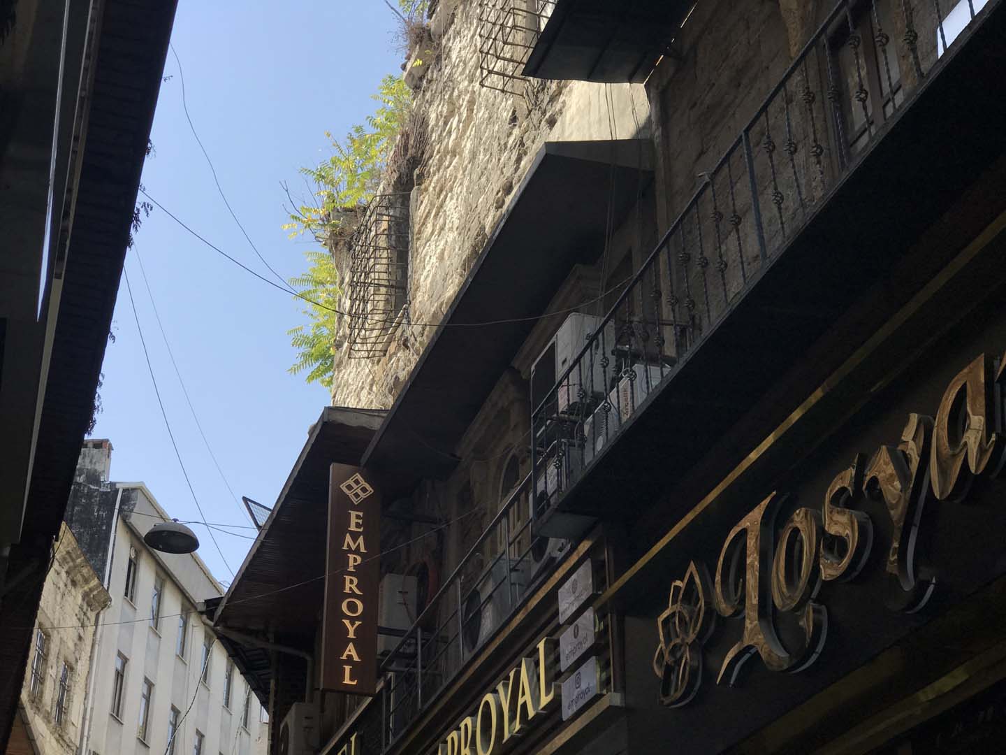 Klimayla birlikte binadan düştü, yaşlı kadın ezilmekten zor kurtuldu