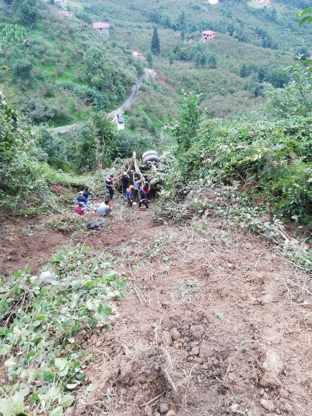 Trabzon'da feci kaza! Beton mikseriyle uçuruma yuvarlandı! Sıkıştığı yerde hayatını kaybetti!