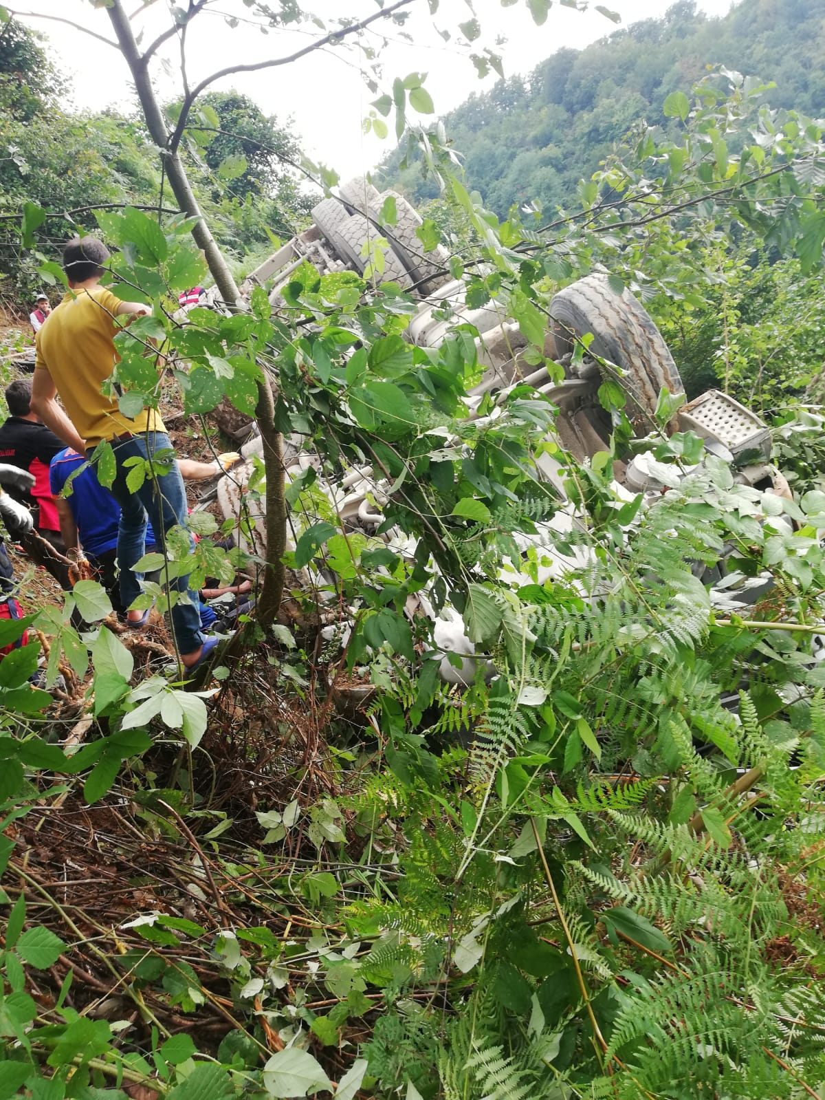 Trabzon'da feci kaza! Beton mikseriyle uçuruma yuvarlandı! Sıkıştığı yerde hayatını kaybetti!