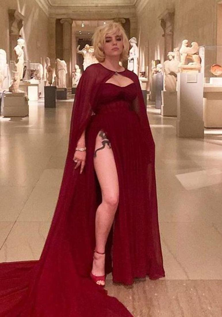 Billie Eilish "asla göstermem" dediği dövmesini paylaştı!