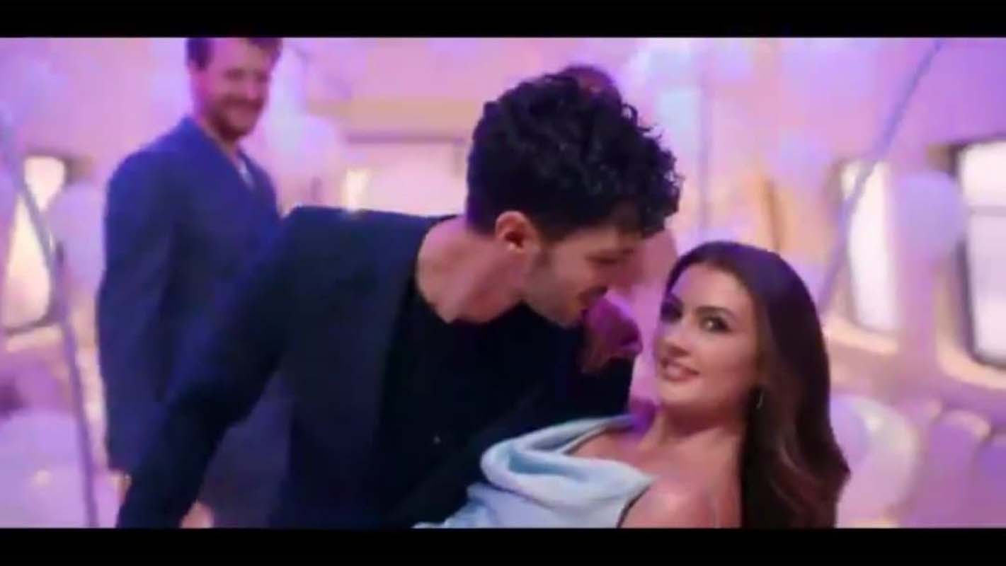 FOX TV'nin yeni sezon fragmanında Aşk Mantık İntikam dizisindeki detay gözlerden kaçmadı! Burcu Özberk ve İlhan Şen aşk iddialarını güçlendirdi!